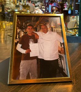 Nick de Kousemaeker met Herman den Blijk met diploma